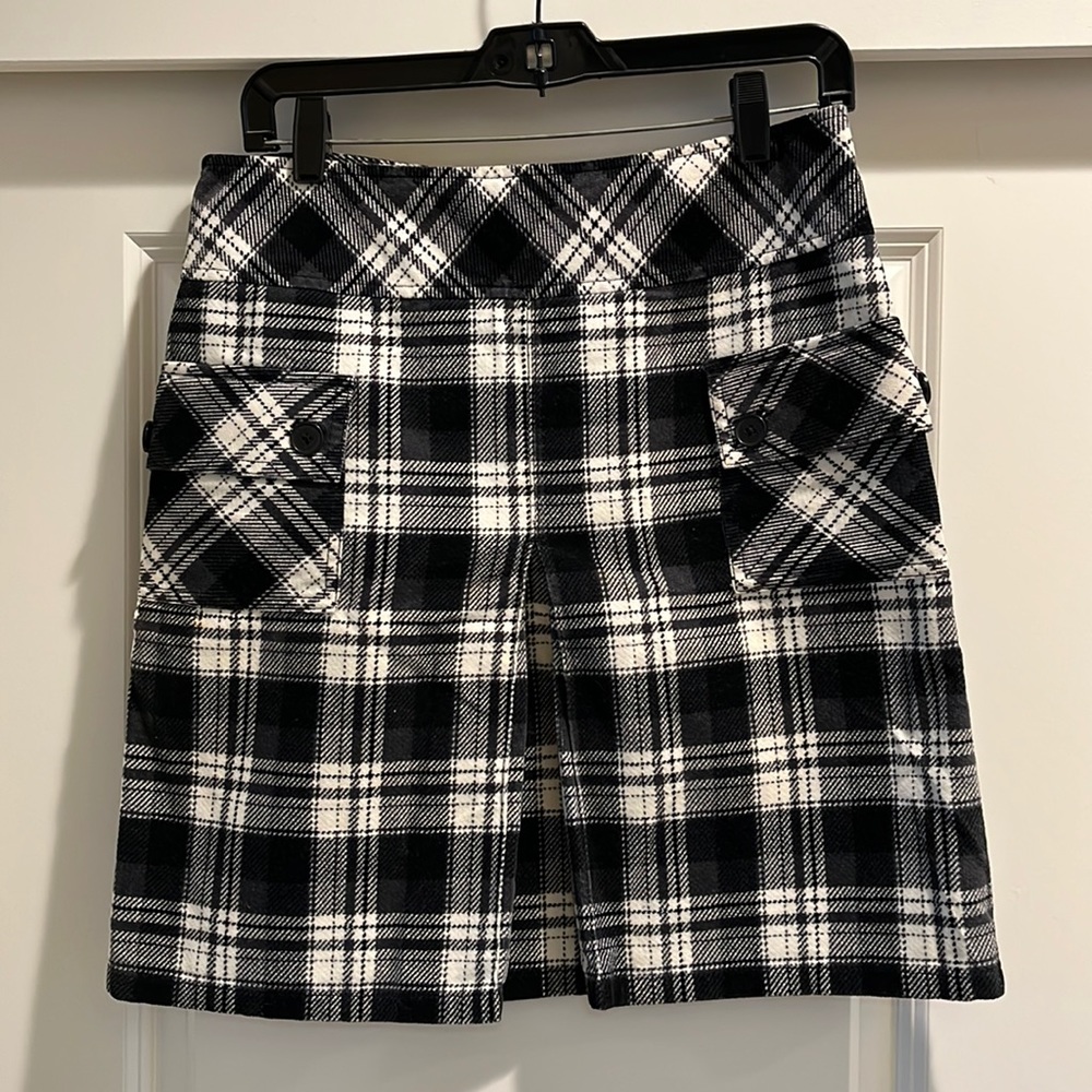 Anne Taylor Loft soft corduroy skirt with two front pockets with buttons.